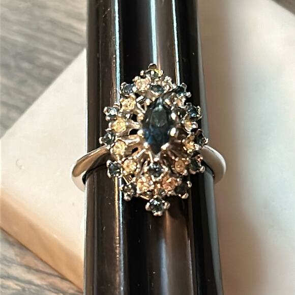 Very pretty! Ring 18Kt HGE #213 Size 8 silver tone blue clear stones - Picture 1 of 6